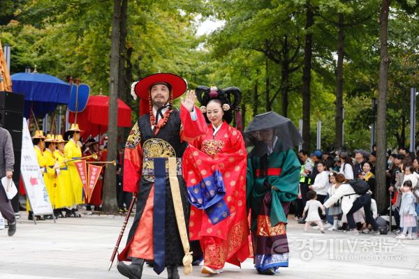 [크기변환]7-6. 정조효문화제 능행차 퍼레이드에서 정조와 혜경궁 홍씨 역을 맡은 시민이 행차를 하고 있다.jpg