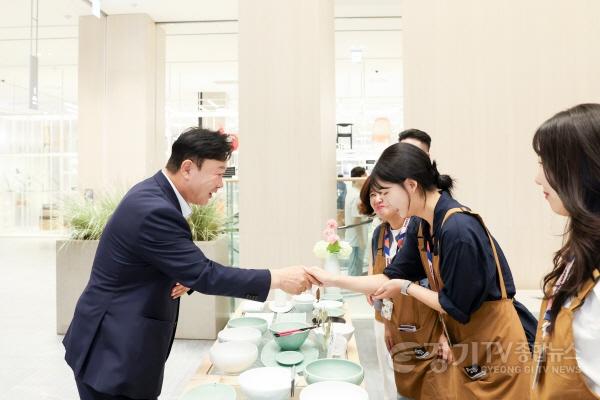 [크기변환]1 성수석 이천시장, 롯데백화점 동탄점 이천도자기 팝업 현장 방문 1.jpg