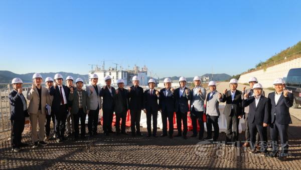 [크기변환]4-5. 이상일 용인특례시장이 2일 이남오 군수를 비롯한 함평군 대표단과 SK하이닉스 반도체 팹(fab) 건설 현장을 둘러본 뒤 기념사진 촬영을 하고 있다.jpg