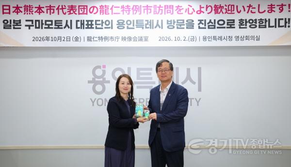 [크기변환]3-3. 2일 시청 영상회의실에서 한상무 자치행정국장(오른쪽)이 와키사카 마치코 경제관광국 산업부장에게 조아용 굿즈를 전달하고 있다.jpg