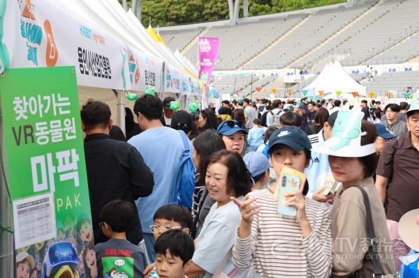 [크기변환]1-7. 3일 용인미르스타디움에서 열린 2026 대한민국 조아용 페스티벌에 많은 시민들이 찾아 부스를 둘러보고 있다.jpg