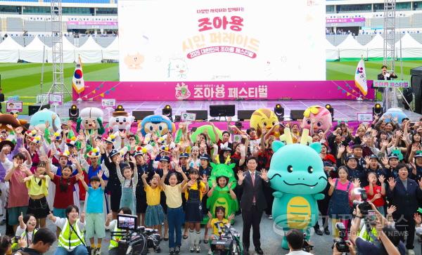 [크기변환]1-9. 이상일 용인특례시장이 3일 2026 대한민국 조아용 페스티벌에서 참가자들과 기념촬영을 하고 있다.jpg