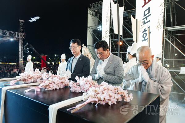 [크기변환]3.이계철의장 복사꽃 헌화하는 모습.jpg