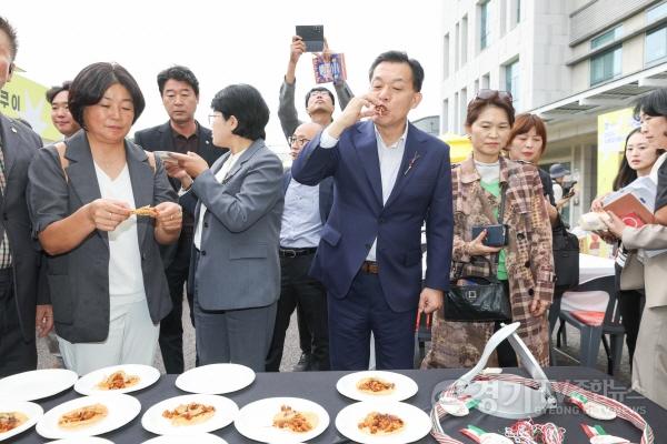 [크기변환]2-1. 2026 수원꼬치페스타 개막, 5일까지 100여 종류 꼬치 만날 수 있다.jpg