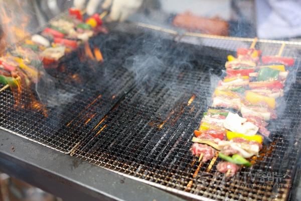 [크기변환]2-4. 2026 수원꼬치페스타 개막, 5일까지 100여 종류 꼬치 만날 수 있다.jpg