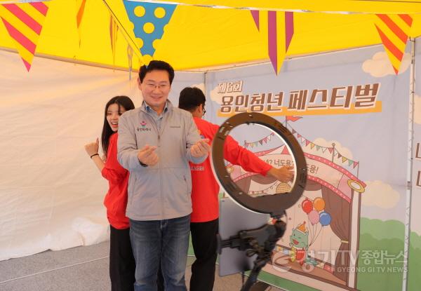 [크기변환]6-2. 이상일 용인특례시장이 청년페스티벌 부스를 찾아 체험 하고 있다.jpg