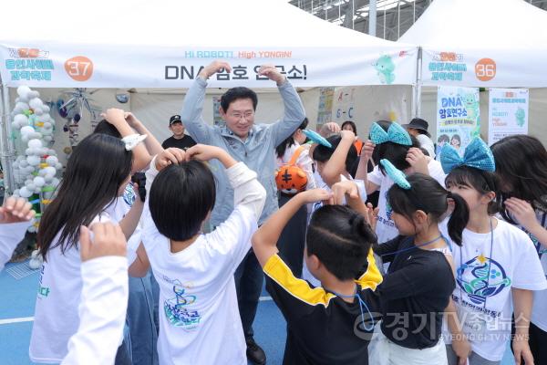 [크기변환]7-7. 이상일 용인특례시장이 축제에 참여한 학생들과 인사나누고 있다.JPG