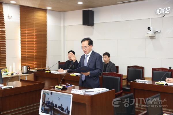 [크기변환]사진2) 평택산업진흥원 원장 임용후보자 선서 모습.JPG