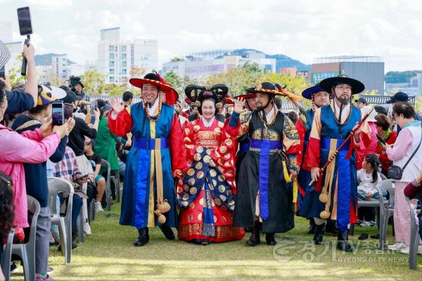[크기변환]3.이계철의장이 정조대왕능행차 중 시민들에게 손을 흔들며 인사하는 모습.jpg