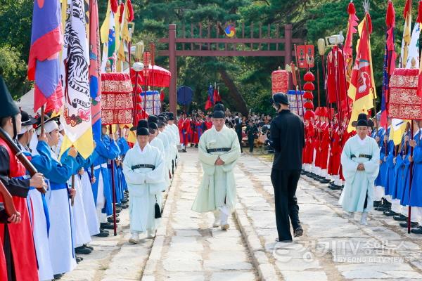 [크기변환]5.이계철의장(가운데)이 초헌관으로 제향에 참여하기 위해 이동하는 모습.jpg