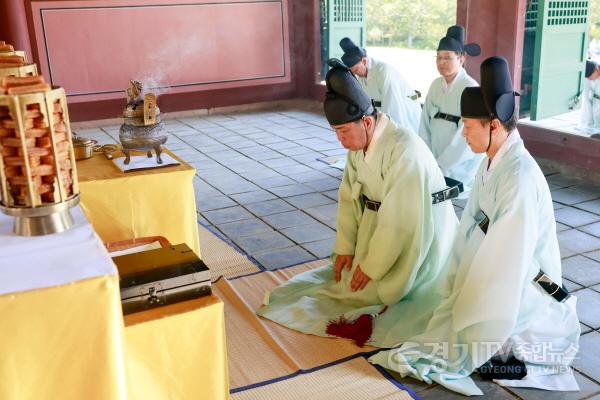 [크기변환]6.이계철의장이 초헌관으로 헌작하는 모습.jpg
