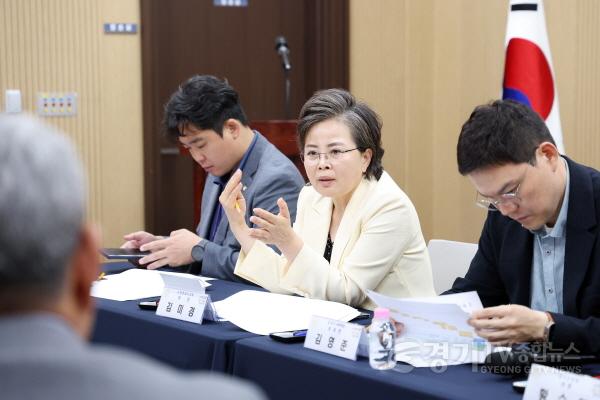 [크기변환]사진설명2._김미경_수원특례시의회_의장이_1일_공공재개발사업_관련_간담회에서_주민_의견을_들으며_관련_현안에_대해_발언하고_있다.jpg