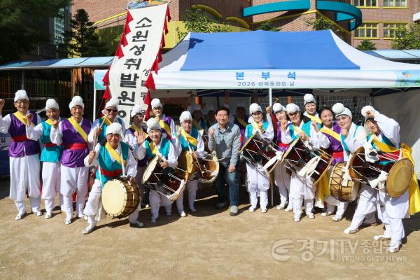 [크기변환]5-3. 이상일 용인특례시장(가운데)이 5일 성복동민의 날 행사장에서 참가자들과 기념촬영을 하고있다.jpg
