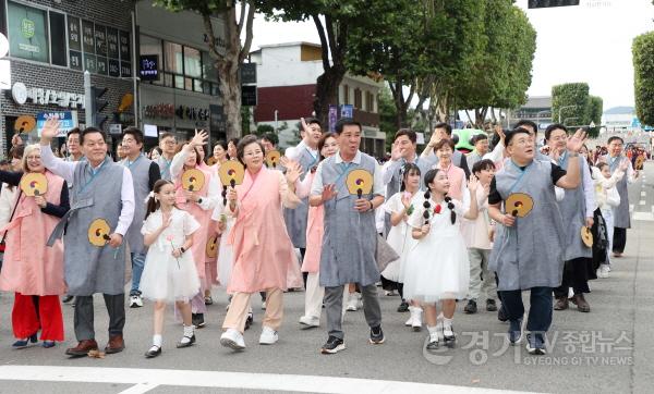 [크기변환]사진설명7_김미경_수원특례시의회_의장과_시의원들이_4일_정조대왕_능행차_공동재현에_참여해_시민들과_함께_행진하며_손을_흔들고_있다.jpg