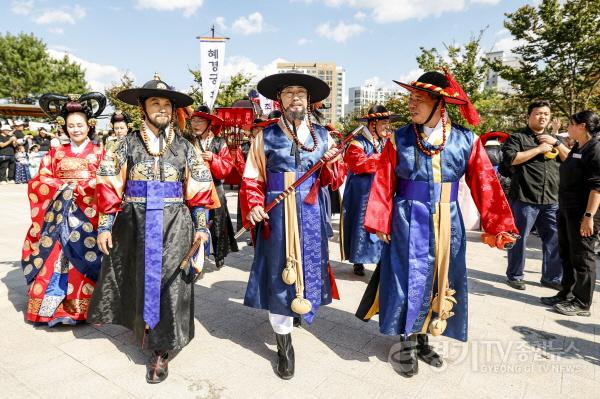 [크기변환]1-4. 4일 화성특례시에서 열린 2026 정조대왕능행차에서 정명근 화성특례시장(가운데)이 전통 복장을 한 시민 행렬단과 함께 행진하고 있다.jpg