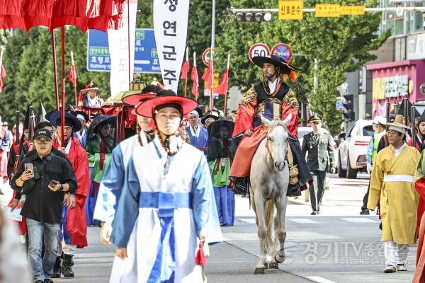 [크기변환]1-7. 4일 화성특례시에서 열린 2026 정조대왕능행차에서 전통 복장을 갖춘 행렬단이 말을 앞세워 도심을 행진하고 있다.jpg