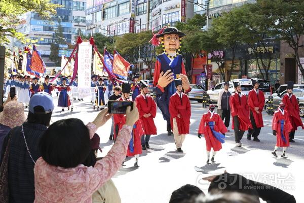 [크기변환]1-10. 4일 2026 정조대왕능행차에서 로봇행렬을 선두로 시민 행렬단이 정조효공원을 향해 행진하고 있다(3).jpg
