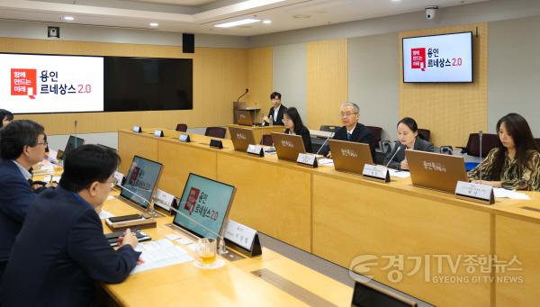 [크기변환]2-2 4일 시청 영상회의실에서 용인특례시와 양저우시 관계자가 간담회를 하고 있다.jpg