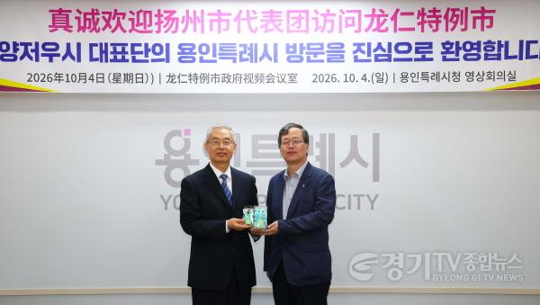 [크기변환]2-3. 4일 시청 영상회의실에서 한상무 자치행정국장이 린정위 공공외교협회 부회장에게 조아용 굿즈를 전달하고 있다.jpg