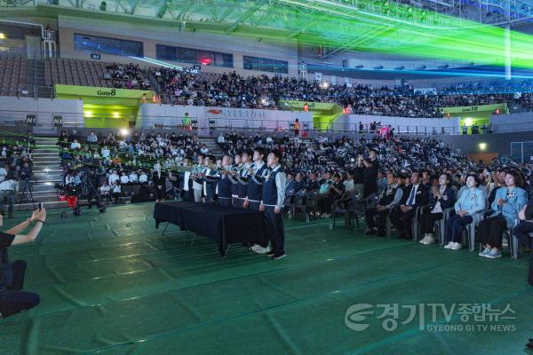 [크기변환]사본 -3.이계철 의장 행사 관람하는 모습.jpg