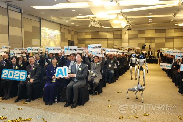 [크기변환]1-10. MARS 2026 투자유치&컨퍼런스 개회식에서 참석자들이 ‘AI’와 ‘MARS 2026’ 손팻말을 들고 기념촬영을 하고 있다.jpg
