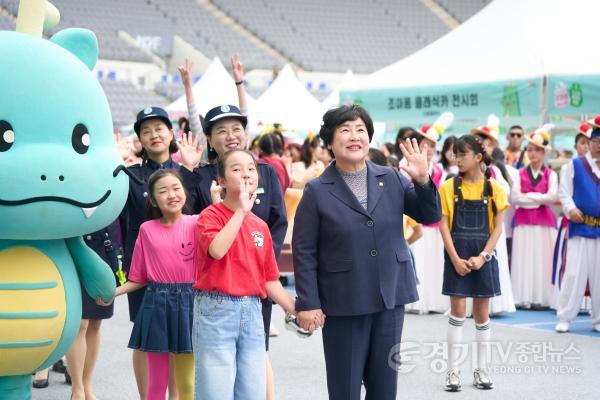 [크기변환]사진3. 3일 용인미르스타디움에서 열린 2026 대한민국 조아용 페스티벌에 참석해 시민들과 퍼레이드를 하고 있는 장정순 용인특례시의회 의장.jpg