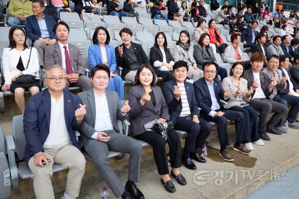[크기변환]사진4. 3일 용인미르스타디움에서 열린 제31회 용인시민의 날 기념식에 참석한 용인특례시의회 의원들이 기념사진을 찍고 있다.jpg