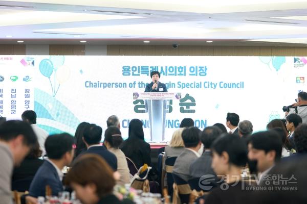 [크기변환]사진6. 지난 3일 용인미르스타디움에서 열린 국내외교류도시만찬회에 참석해 인사말을 하고 있는 장정순 용인특례시의회 의장.jpg