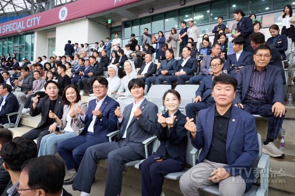 [크기변환]사진5. 3일 용인미르스타디움에서 열린 제31회 용인시민의 날 기념식에 참석한 용인특례시의회 의원들이 기념사진을 찍고 있다.jpg