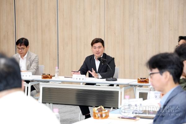 [크기변환][크기변환]사진설명2 이동엽 수원특례시의회 의회운영위원장이 6일 ‘수원특례시의회 조직진단 및 인사 운영 개선 방안 연구용역’ 착수보고회에서 의견을 말하고 있다.jpg