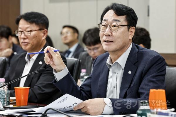 [크기변환]7-1. 정명근 화성특례시장이 6일 화성시청 상황실에서 열린 당정협의회에서 서부권 주요 현안에 대해 발언하고 있다.jpg