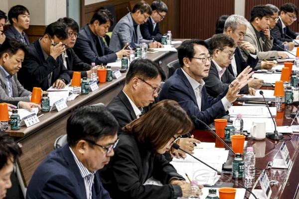 [크기변환]7-2. 정명근 화성특례시장이 6일 화성시청 상황실에서 열린 당정협의회에서 시민 숙원사업의 원활한 추진을 위한 의견을 나누고 있다.jpg