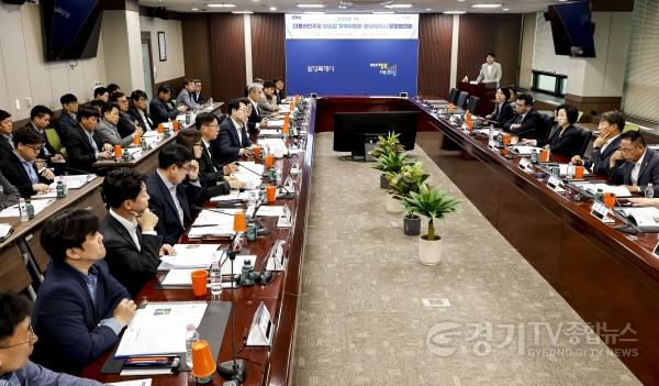 [크기변환]7-3. 정명근 화성특례시장이 6일 화성시청 상황실에서 화성갑 지역위원회와 당정협의회를 열고 지역 현안사업의 추진 방안을 논의하고 있다.jpg