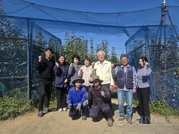 [크기변환]3-1. 김조향 농정해양국장(뒷줄 왼쪽 네 번째)이 수원지구원예농협 조합장(뒷줄 왼쪽 다섯 번째), 산지유통센터장(뒷줄 왼쪽 첫 번째) 및 근로자들과 농가 현장 점검 후 기념촬영을 하고 있다.jpg