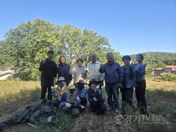 [크기변환]3-3. 화성특례시 관계자들이 농촌인력중개센터 이용 농가 현장 점검 후 농가 관계자 및 근로자들과 기념촬영을 하고 있다.jpg