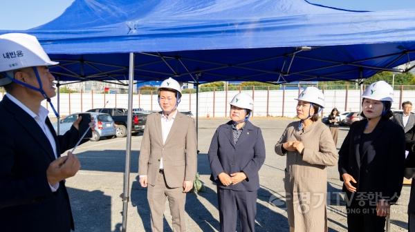 [크기변환]사진5. 용인특례시의회 의장단이 경기용인 플랫폼시티 도시개발사업 현장을 찾아 신경철 용인도시공사 사장에게 개발 방향에 대한 설명을 듣고 있다.jpg