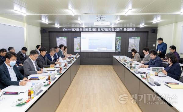 [크기변환]사진1. 용인특례시의회 의장단은 6일 경기용인 플랫폼시티 도시개발사업 현장을 찾아 공사 진행 상황과 특별계획구역 개발 방향 등 주요 현안을 점검했다.jpg