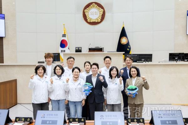 [크기변환]사진2. 용인특례시의회 박병민 의회운영위원장과 이교우, 오수정 의원이 여수시의회 운영위원회 소속 의원들과 기념촬영을 하고 있다.jpg