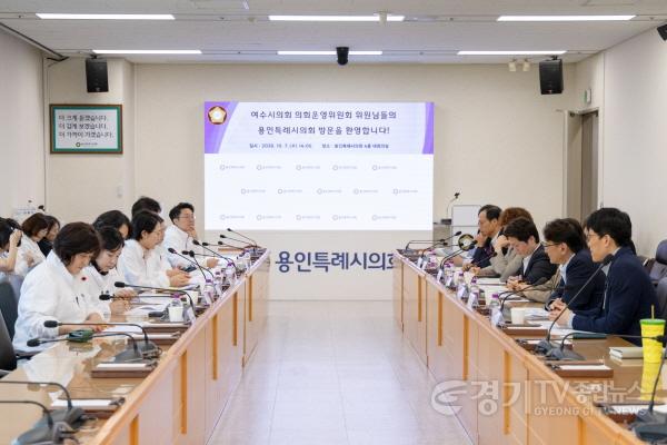 [크기변환]사진1. 용인특례시의회 의회운영위원회는 7일 벤치마킹을 위해 용인특례시의회를 찾은 여수시의회 의회운영위원회와 간담회를 갖고, 의사진행과 의회사무국 운영 전반의 주요 사례를 공유했다.jpg