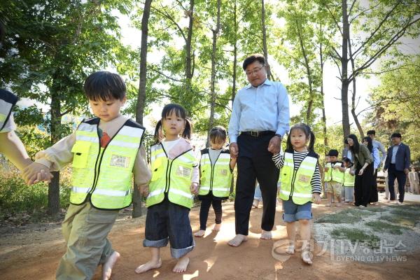 [크기변환]광주시, 시청사 내 ‘힐링 맨발길’ 조성…시민 건강·휴식 공간 마련 (2).jpg