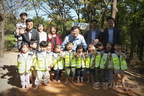 [크기변환]광주시, 시청사 내 ‘힐링 맨발길’ 조성…시민 건강·휴식 공간 마련 (3).jpg