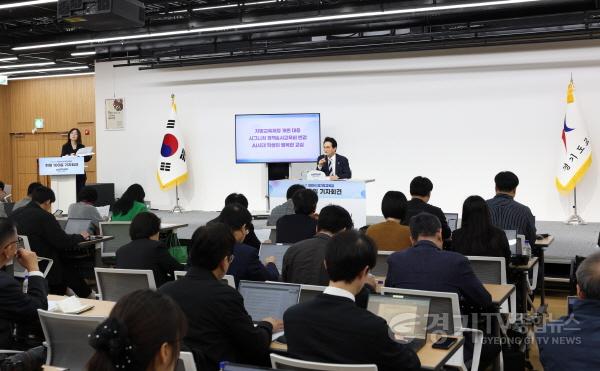 [크기변환]안민석_경기도교육감이_7일_오후_경기도교육청_남부청사에서_성찰과_새로운시작을_주제로_취임_100일_기자회견을_하고있다.(사진3).JPG