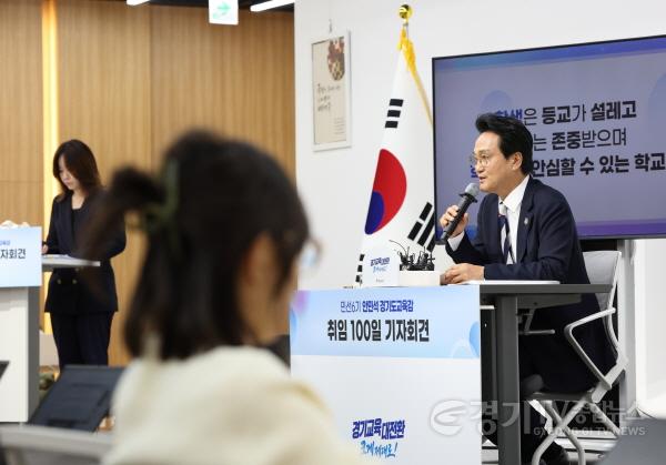 [크기변환]안민석_경기도교육감이_7일_오후_경기도교육청_남부청사에서_성찰과_새로운시작을_주제로_취임_100일_기자회견을_하고있다.(사진5).JPG