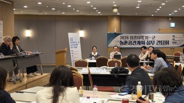 [크기변환](사진 2) 전문가 간담회를 통해 정책현장의 의견을 공유하고 해결전략과 방향성에 대한 논의가 이루어졌다.jpg