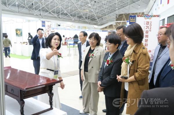 [크기변환]261008_고은정_부의장__‘2026_경기공예문화축제’_개막식_참석...도내_공예인의_창작_환경_조성과_문화_산업_발전_적극_지원할_것(3).jpg