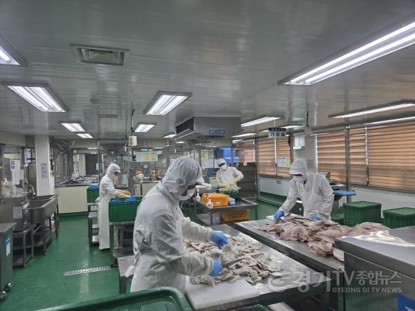 [크기변환]수원특례시, 학교급식 식자재 공급업체 불시 점검… 10곳 모두 ‘우수’.jpg
