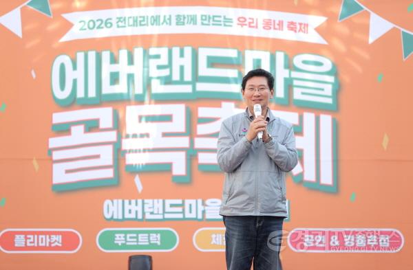 [크기변환]3-2. 9일 에버랜드마을 골목형상점가에서 이상일 시장이 인사말을 하고 있다.JPG
