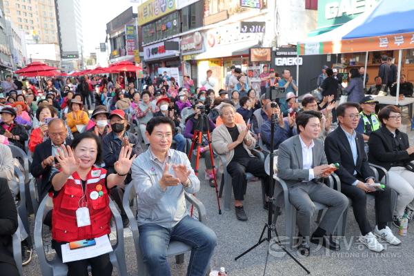 [크기변환]3-4. 9일 에버랜드마을 골목형상점가에서 이상일 시장이 시민들과 공연을 관람하고 있다.JPG