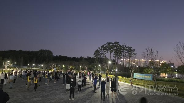 [크기변환]16-1 동삭동 주민자치회 모두가 함께하는 모산공원 야간 생활체조 운영.jpg