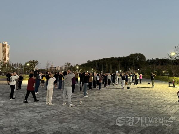[크기변환]16-2 동삭동 주민자치회 모두가 함께하는 모산공원 야간 생활체조 운영.jpg